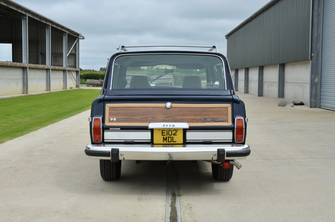 Jeep Grand Wagoneer 5.900cc V8 Auto gallery image 5