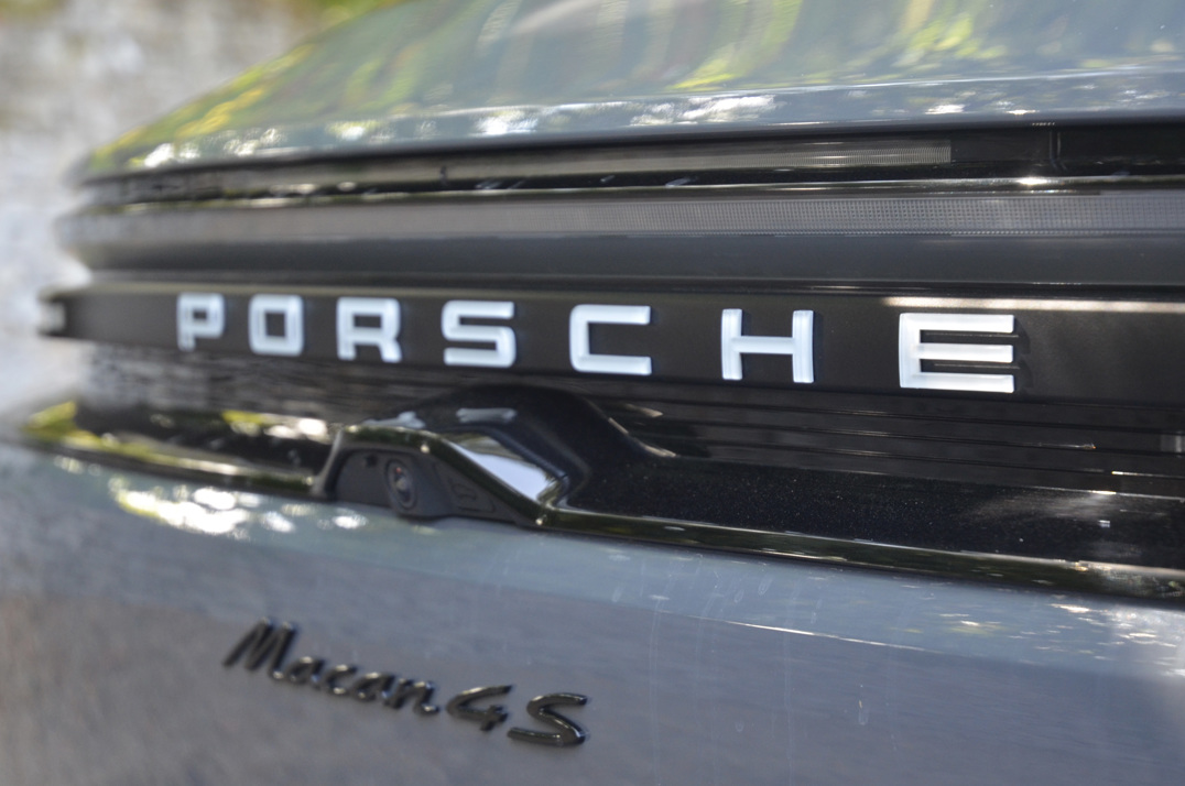 Porsche Macan 4s Electric gallery image 21