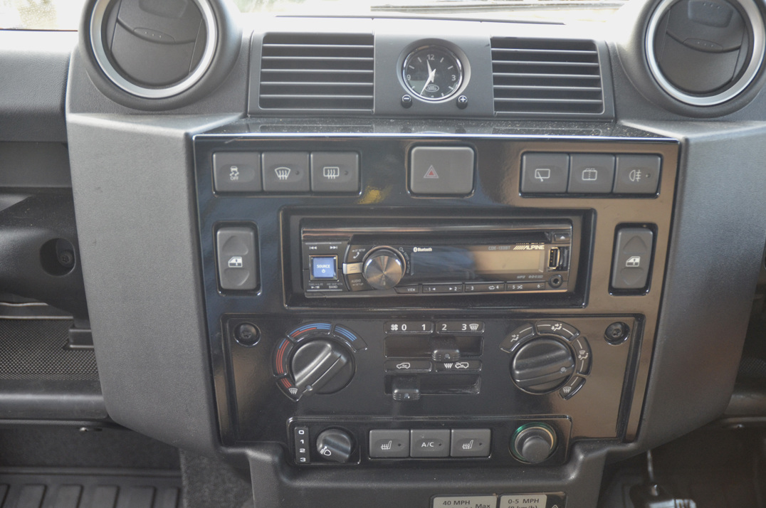 Land Rover Defender 90 XS Station Wagon gallery image 33