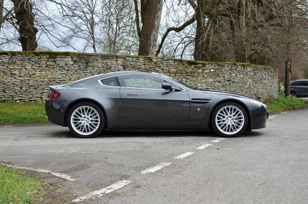 Aston Martin Vantage 4.7 Manual Coupe. gallery image 6
