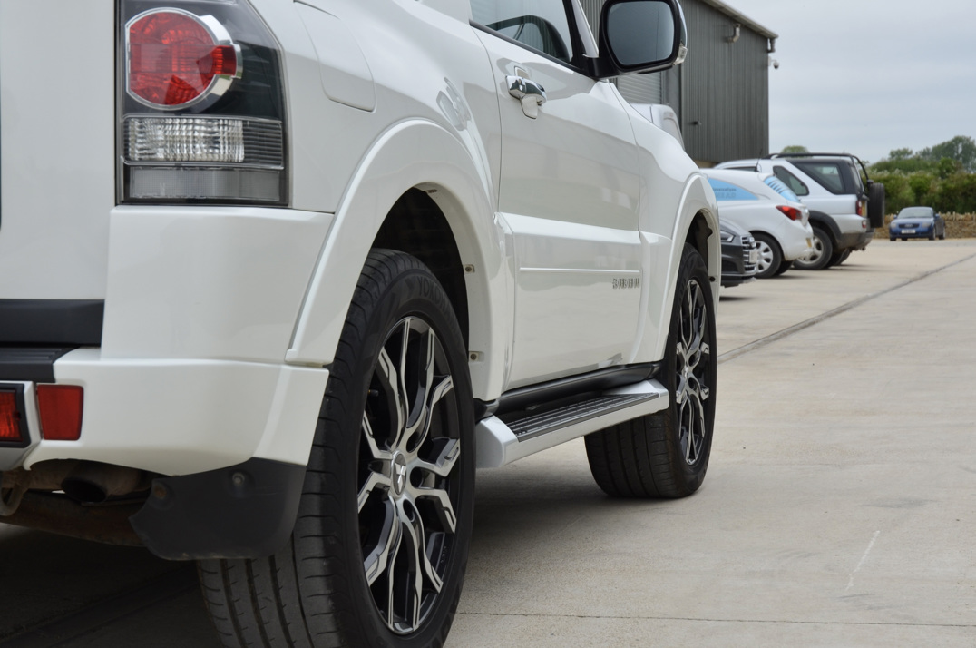 Mitsubishi Shogun 3.2 DI-D Barbarian Auto SWB gallery image 13