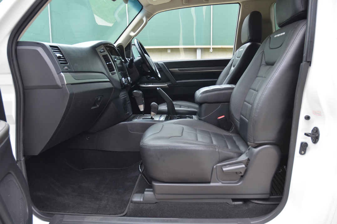 Mitsubishi Shogun 3.2 DI-D Barbarian Auto SWB gallery image 30