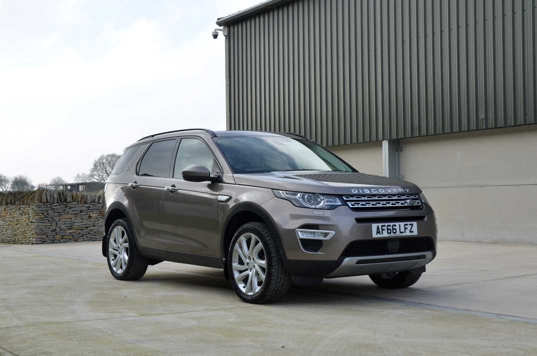 Land Rover Discovery Sport TD4 HSE Luxury. gallery image 4