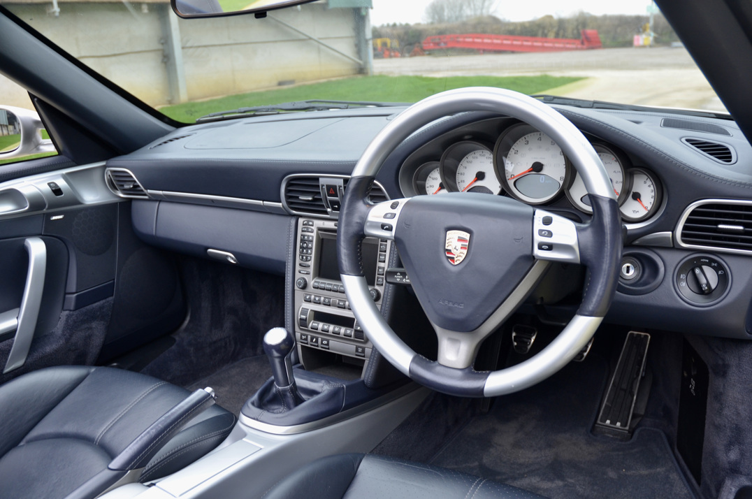 Porsche Carrera 911 C4S Cabriolet Manual. gallery image 24