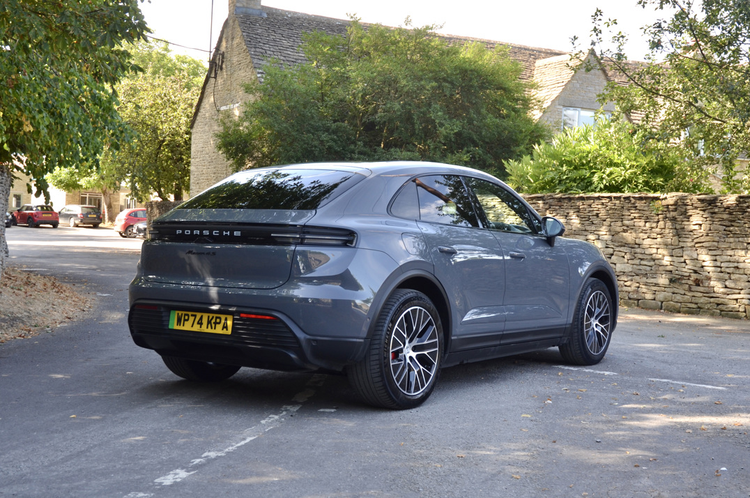Porsche Macan 4s Electric gallery image 5