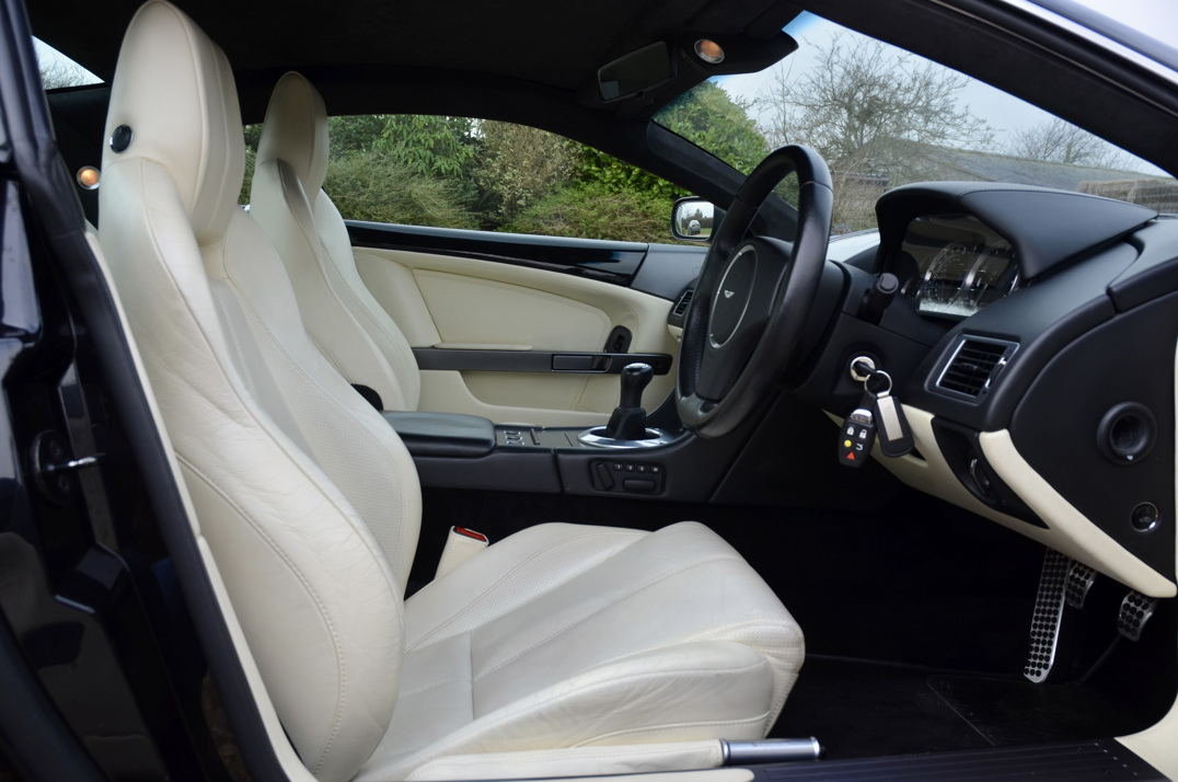 Aston Martin  Db-9 Manual gallery image 29