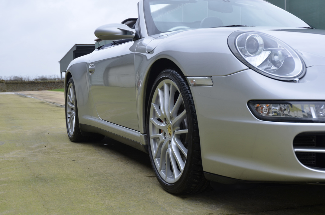 Porsche Carrera 911 C4S Cabriolet Manual. gallery image 13