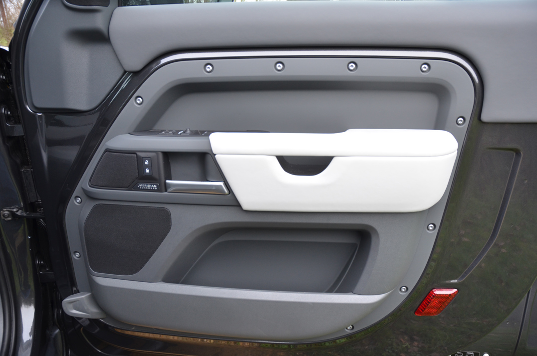 Land Rover Defender 90 X Dynamic HSE 3.0D MHEV gallery image 35