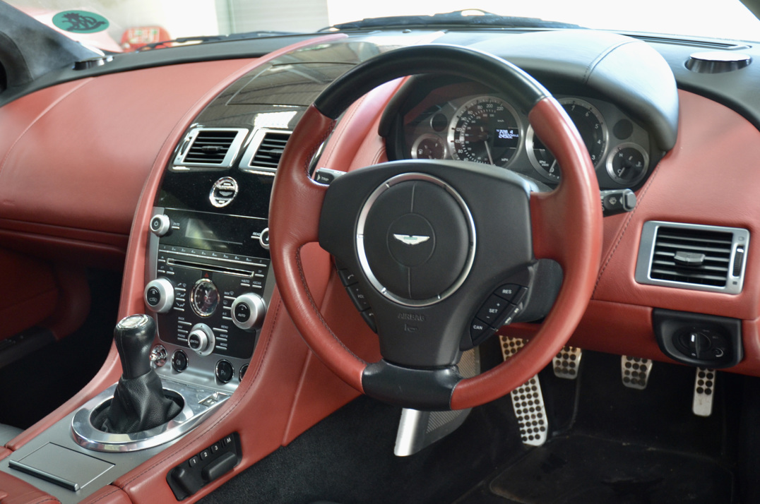 ASTON MARTIN DB-9 5.9 V12 Manual. gallery image 22