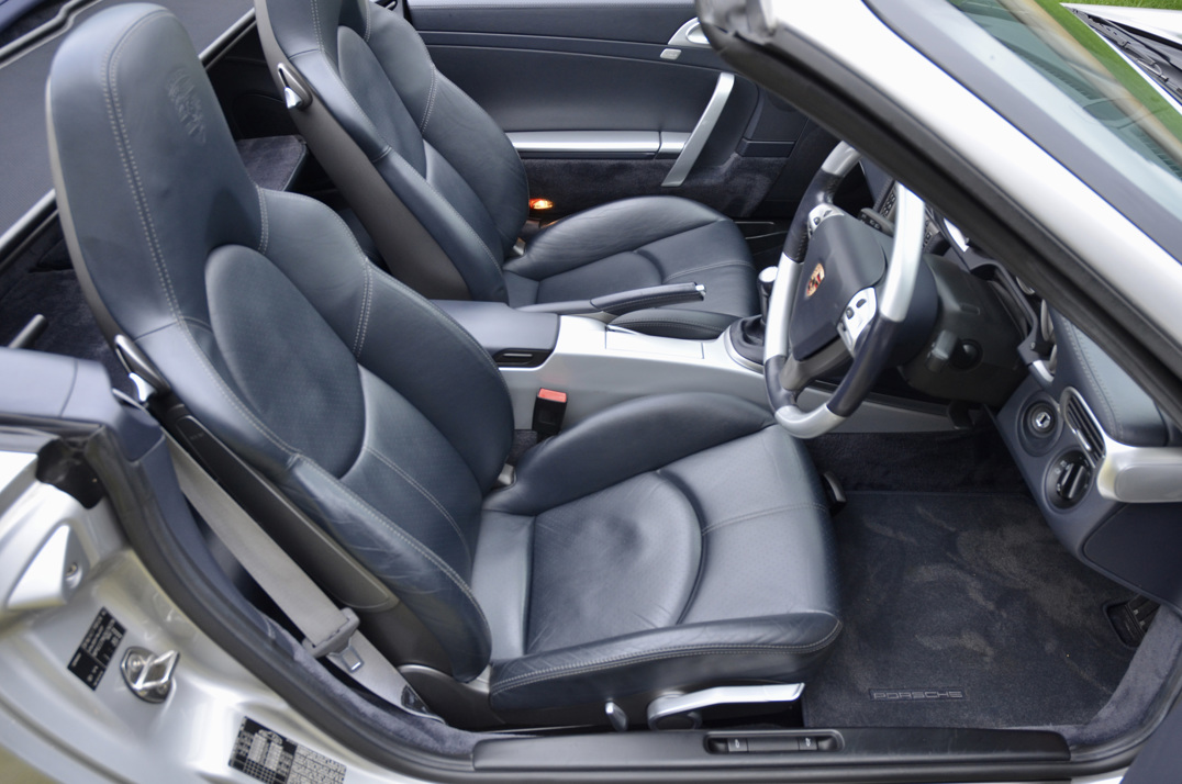 Porsche Carrera 911 C4S Cabriolet Manual. gallery image 28