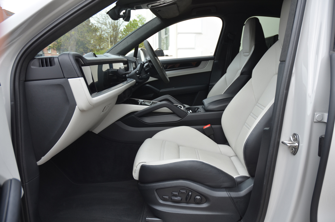 Porsche Cayenne Turbo Hybrid.. 2024 gallery image 31