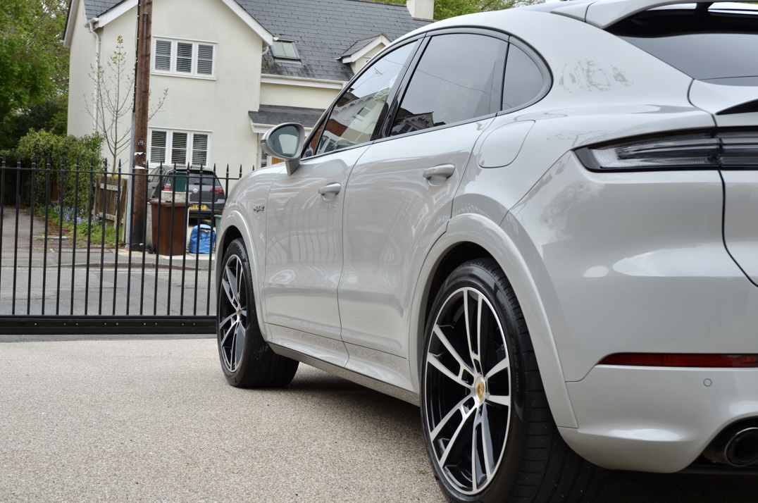 Porsche Cayenne Turbo Hybrid.. 2024 gallery image 10