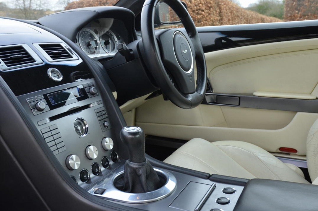 Aston Martin  Db-9 Manual gallery image 33
