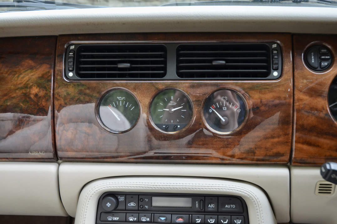 Jaguar XK8 Cabriolet. Just 30,000 Miles. Superb gallery image 44