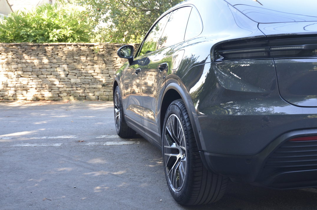 Porsche Macan 4s Electric gallery image 12