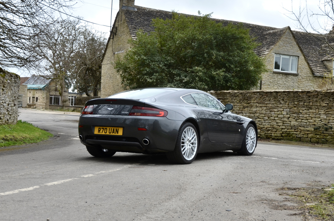 Aston Martin Vantage 4.7 Manual Coupe. gallery image 9