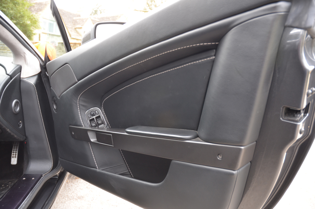 Aston Martin Vantage 4.7 Manual Coupe. gallery image 33