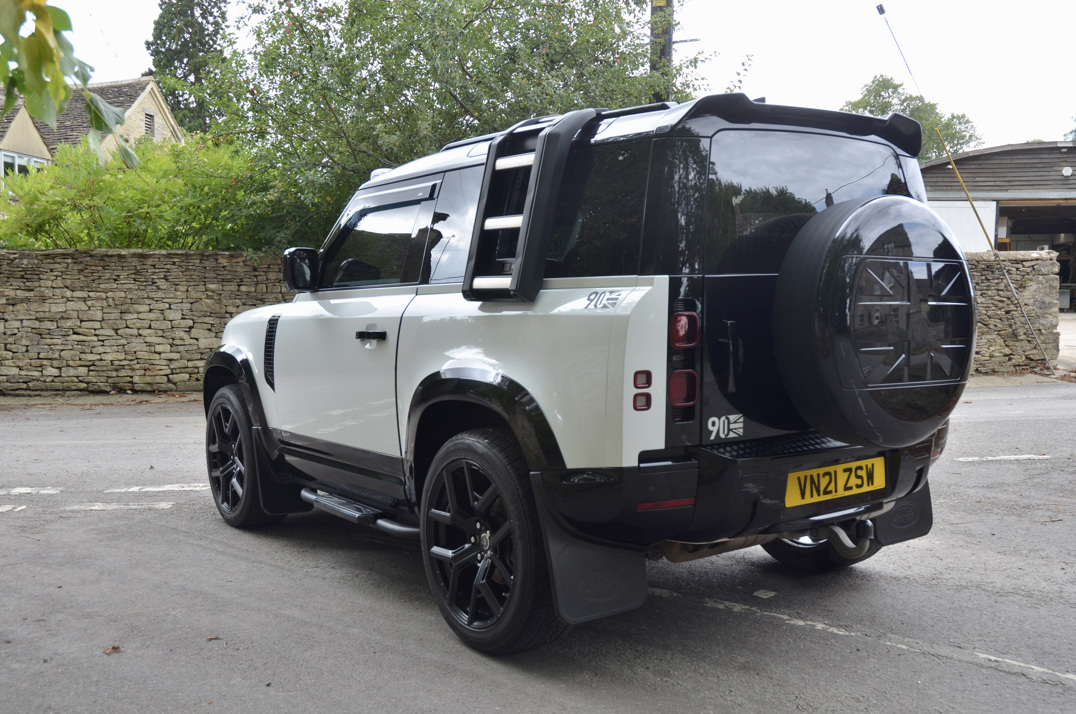 Land Rover Defender 90 3.0 250M MHEV Urban Edition gallery image 9