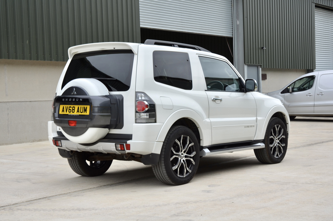 Mitsubishi Shogun 3.2 DI-D Barbarian Auto SWB gallery image 6