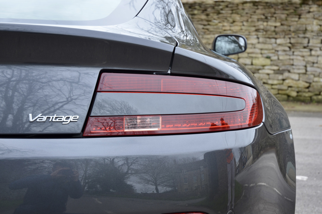 Aston Martin Vantage 4.7 Manual Coupe. gallery image 27
