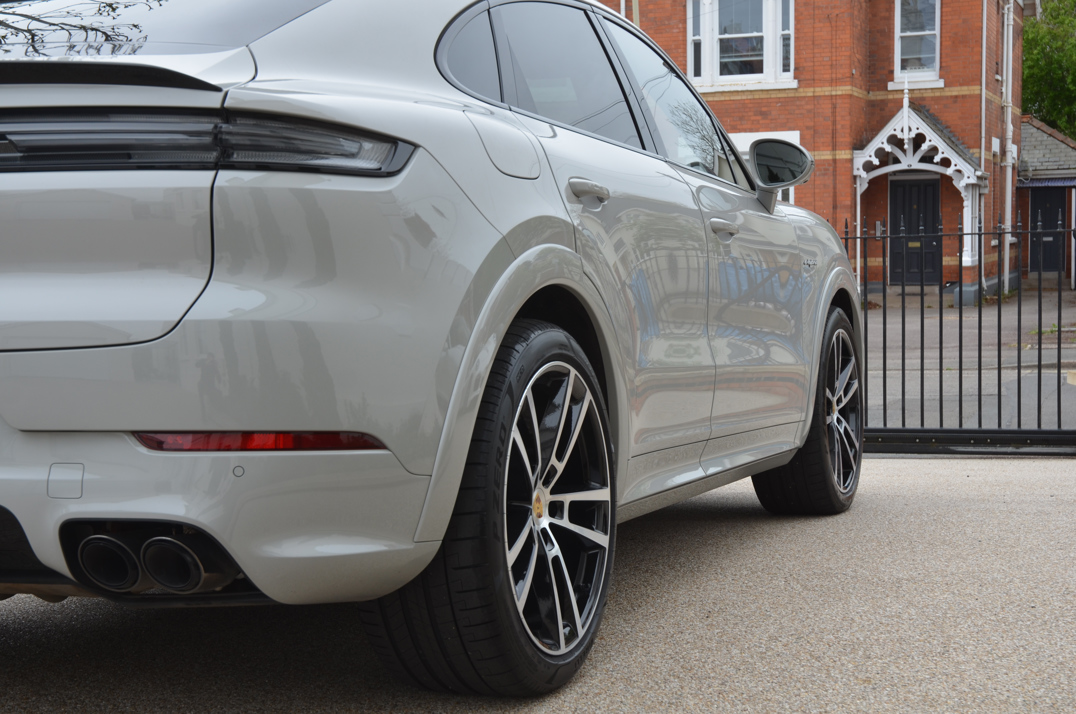 Porsche Cayenne Turbo Hybrid.. 2024 gallery image 12