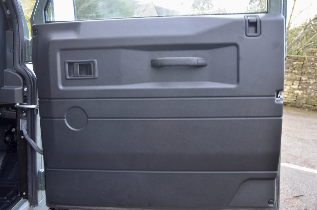 Land Rover Defender 90 XS Station Wagon gallery image 31