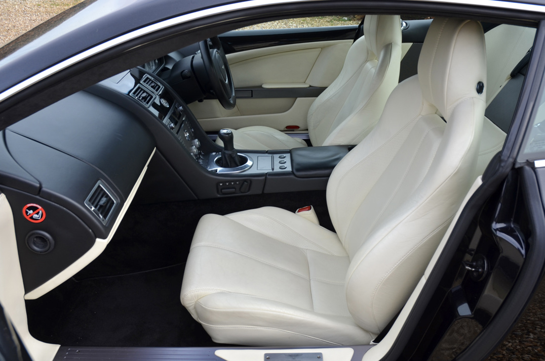 Aston Martin  Db-9 Manual gallery image 35