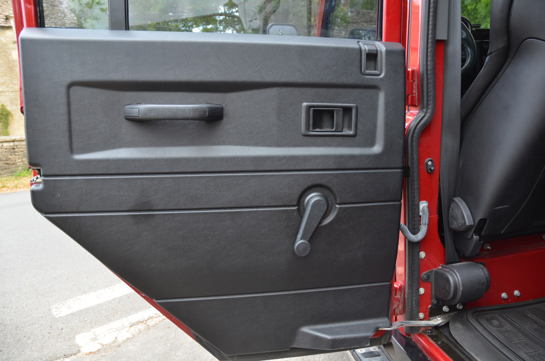 Land Rover Defender 110 2.2 TDCI Automatic 9 - Seater gallery image 38