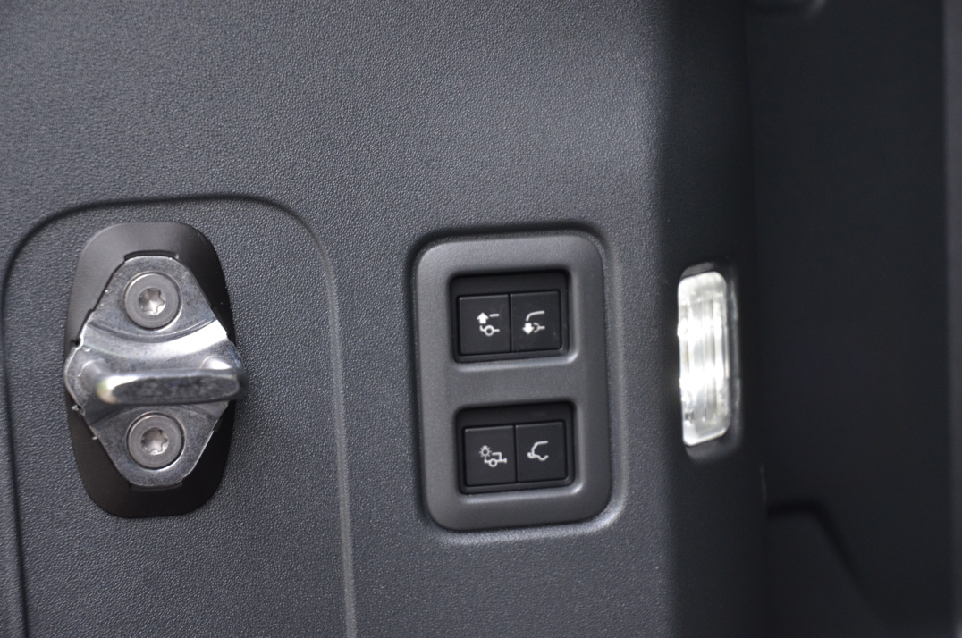 Land Rover Defender 90 X Dynamic HSE 3.0D 350 MHEV gallery image 53
