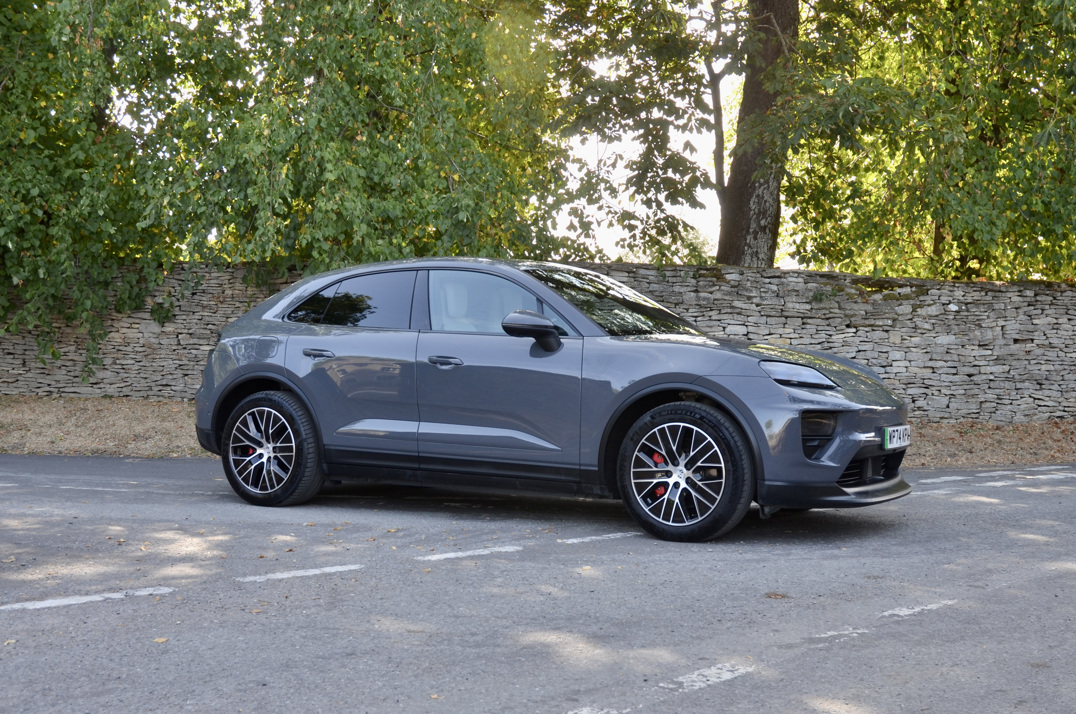 Porsche Macan 4s Electric gallery image 3