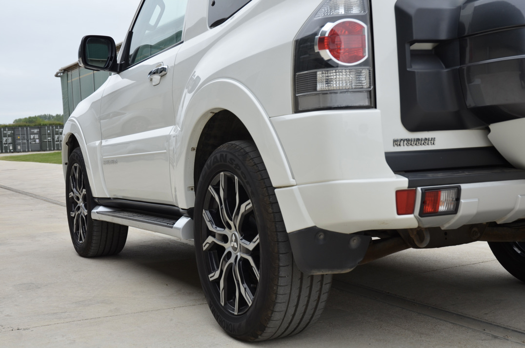 Mitsubishi Shogun 3.2 DI-D Barbarian Auto SWB gallery image 11